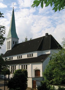 Christus-Kirche - von der Alleestraße aus gesehen